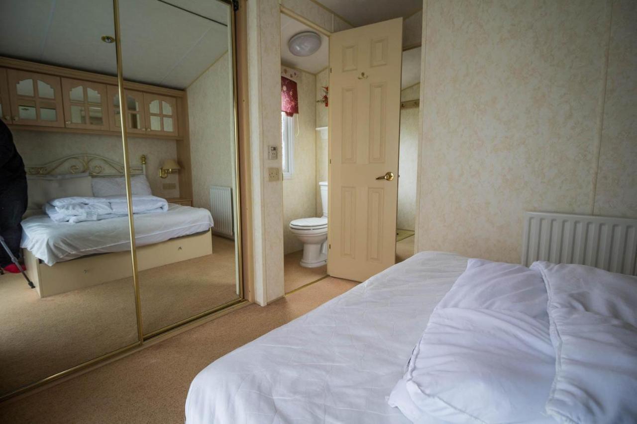 Brilliant Caravan For Hire At Manor Park In Hunstanton Norfolk Ref 23176K Hotel Екстериор снимка